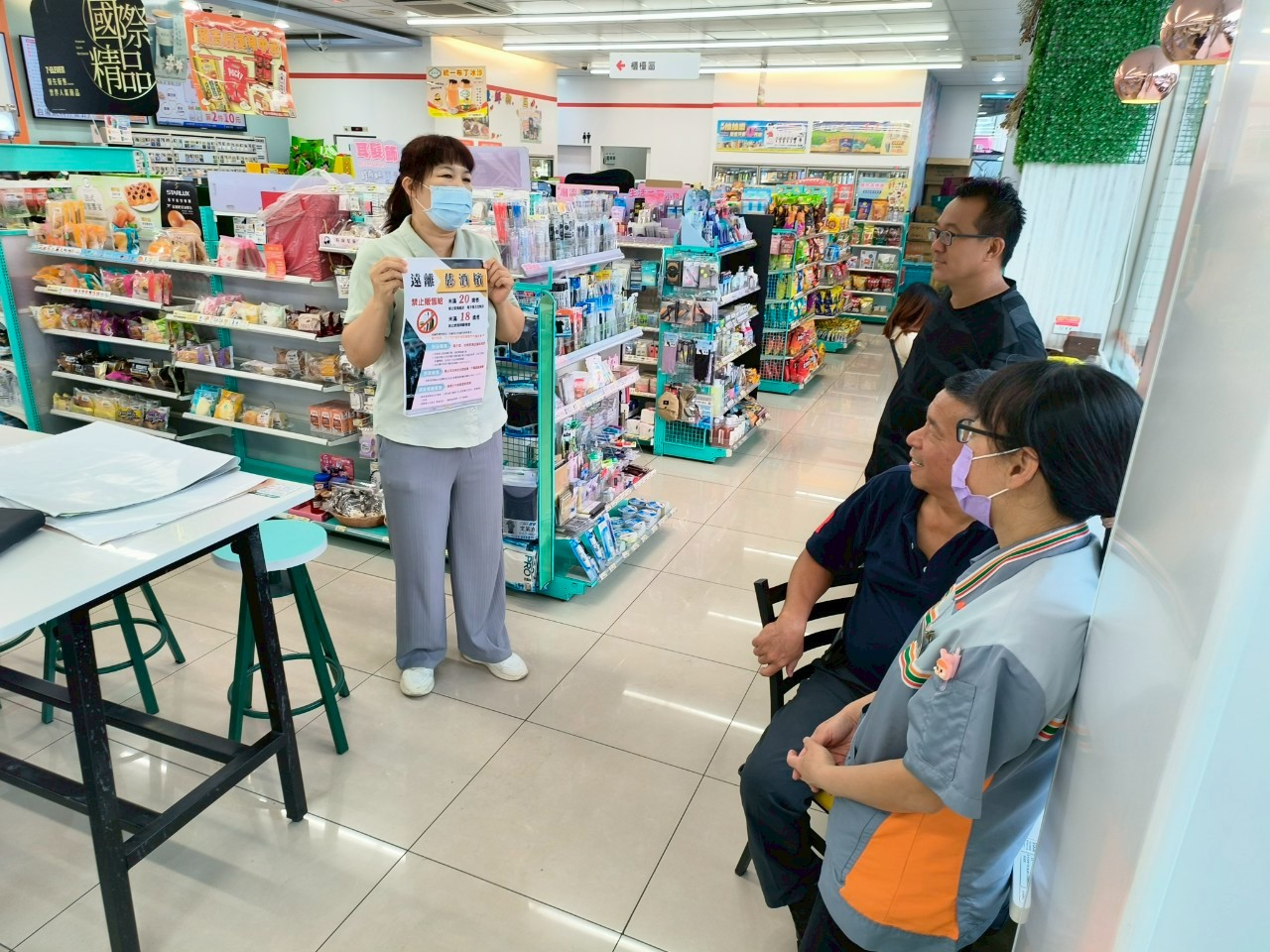 114年7月暑期青春專案進行菸品販賣業者及遊藝場宣導照片1