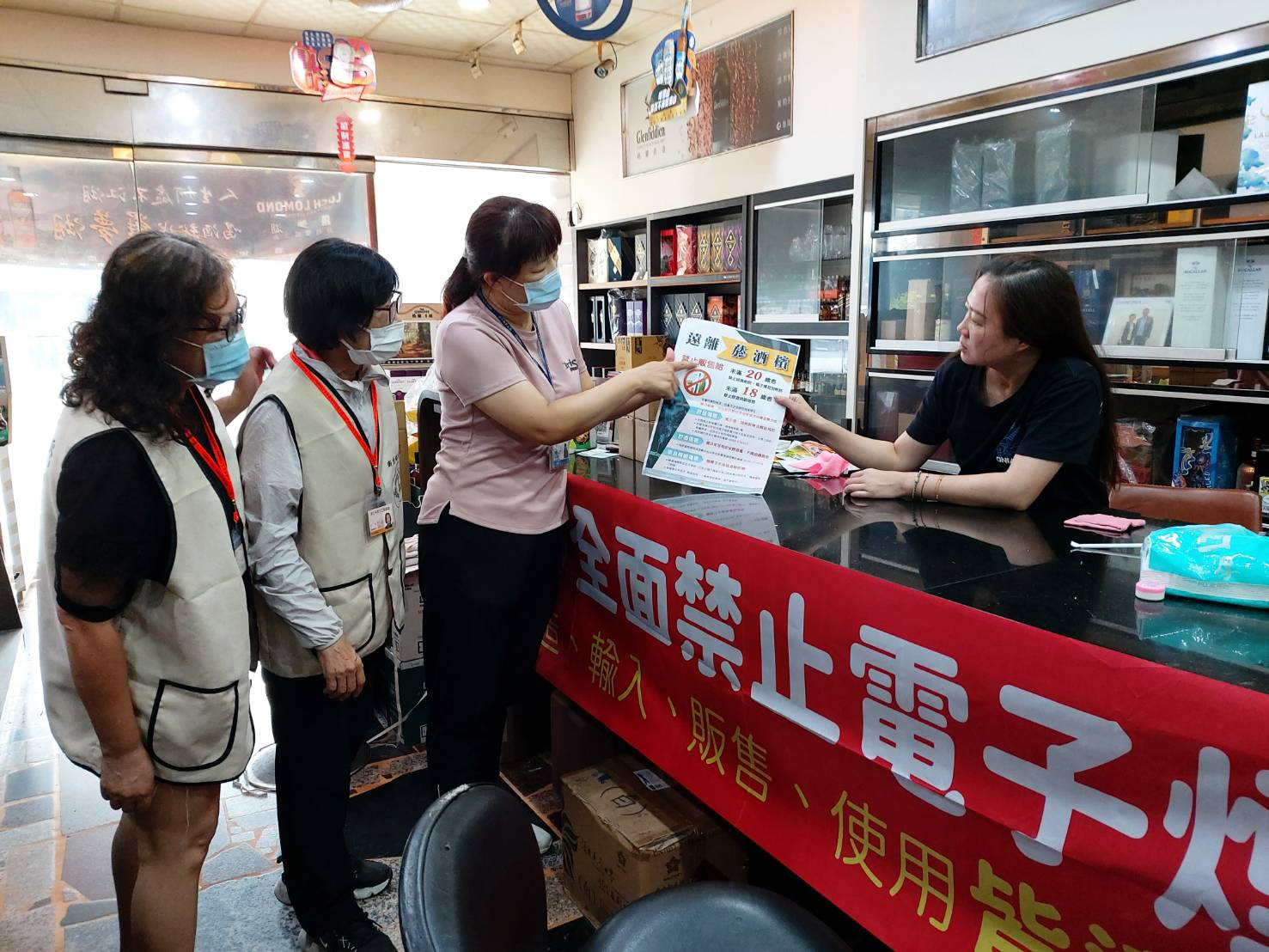 114年7月暑期青春專案進行菸品販賣業者及遊藝場宣導照片2