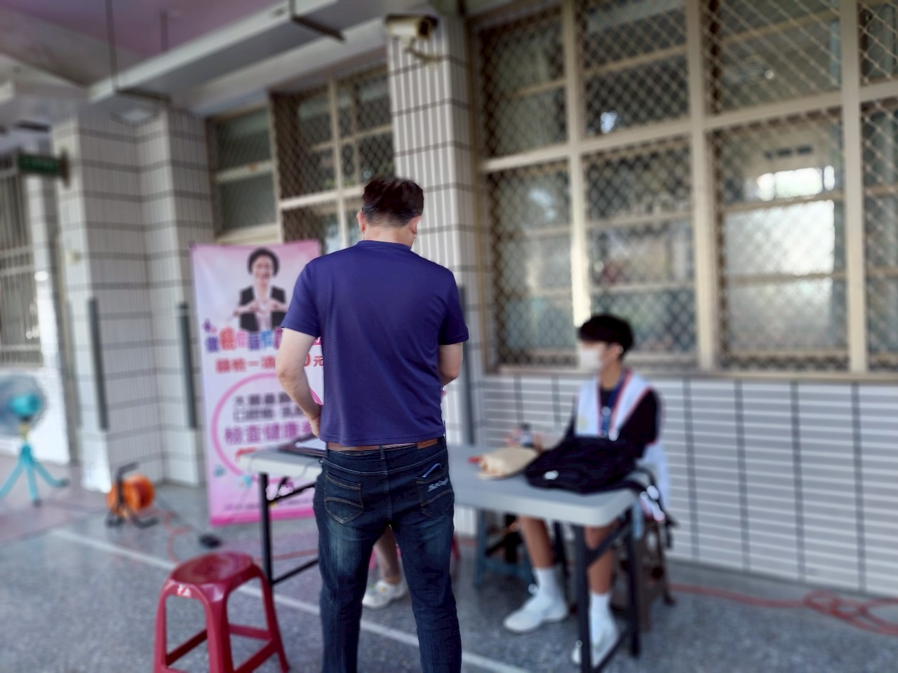 114年8月17日健檢活動看報告照片3