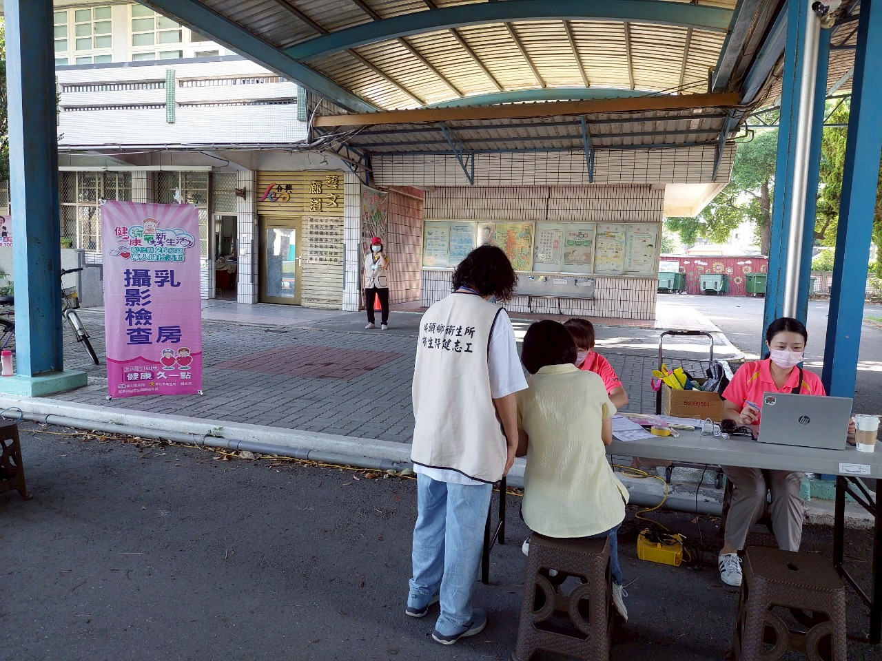 114年8月17日健檢活動看報告照片8