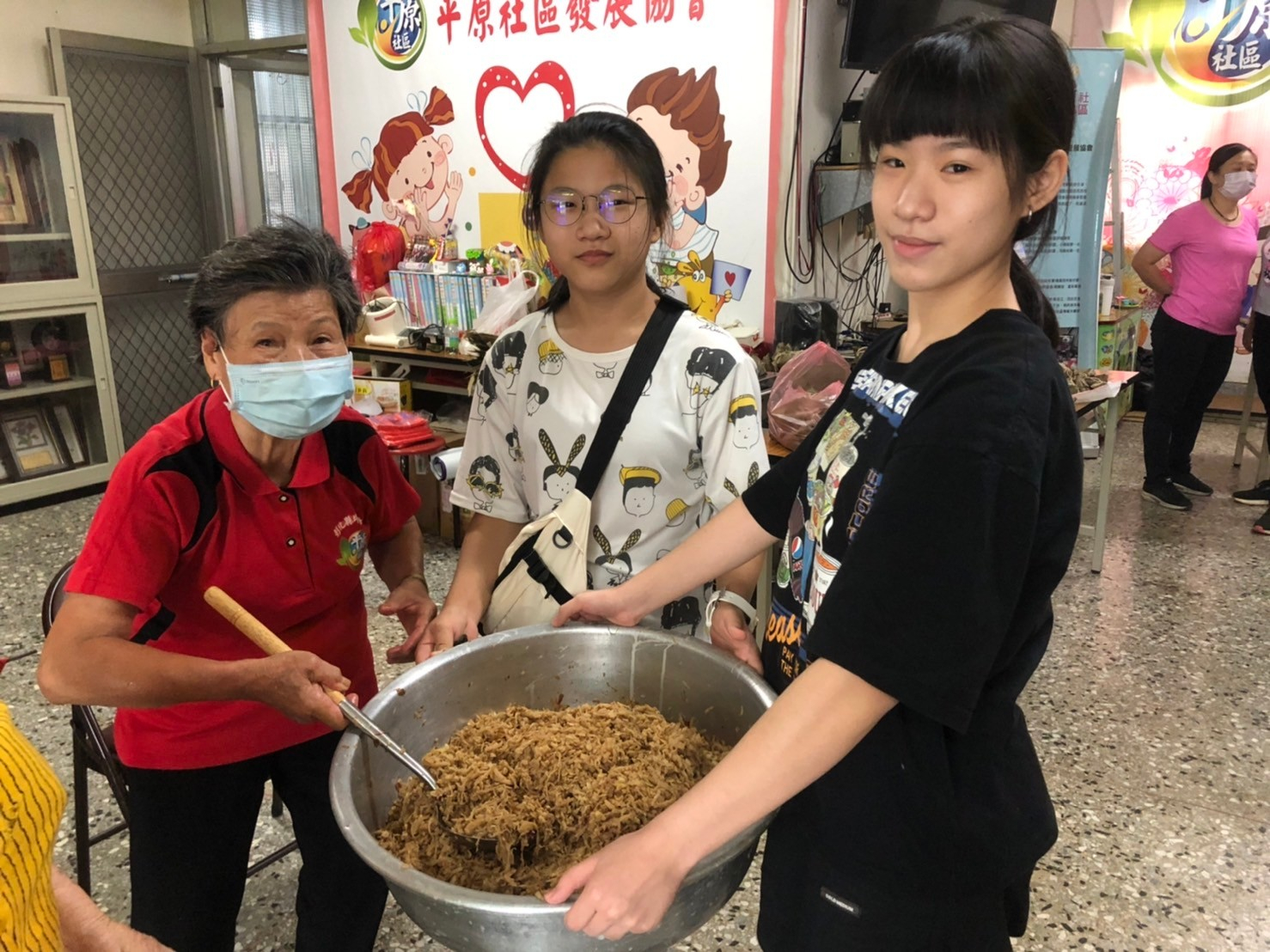 112年6月10日平原社區長者慶端午綁肉粽3