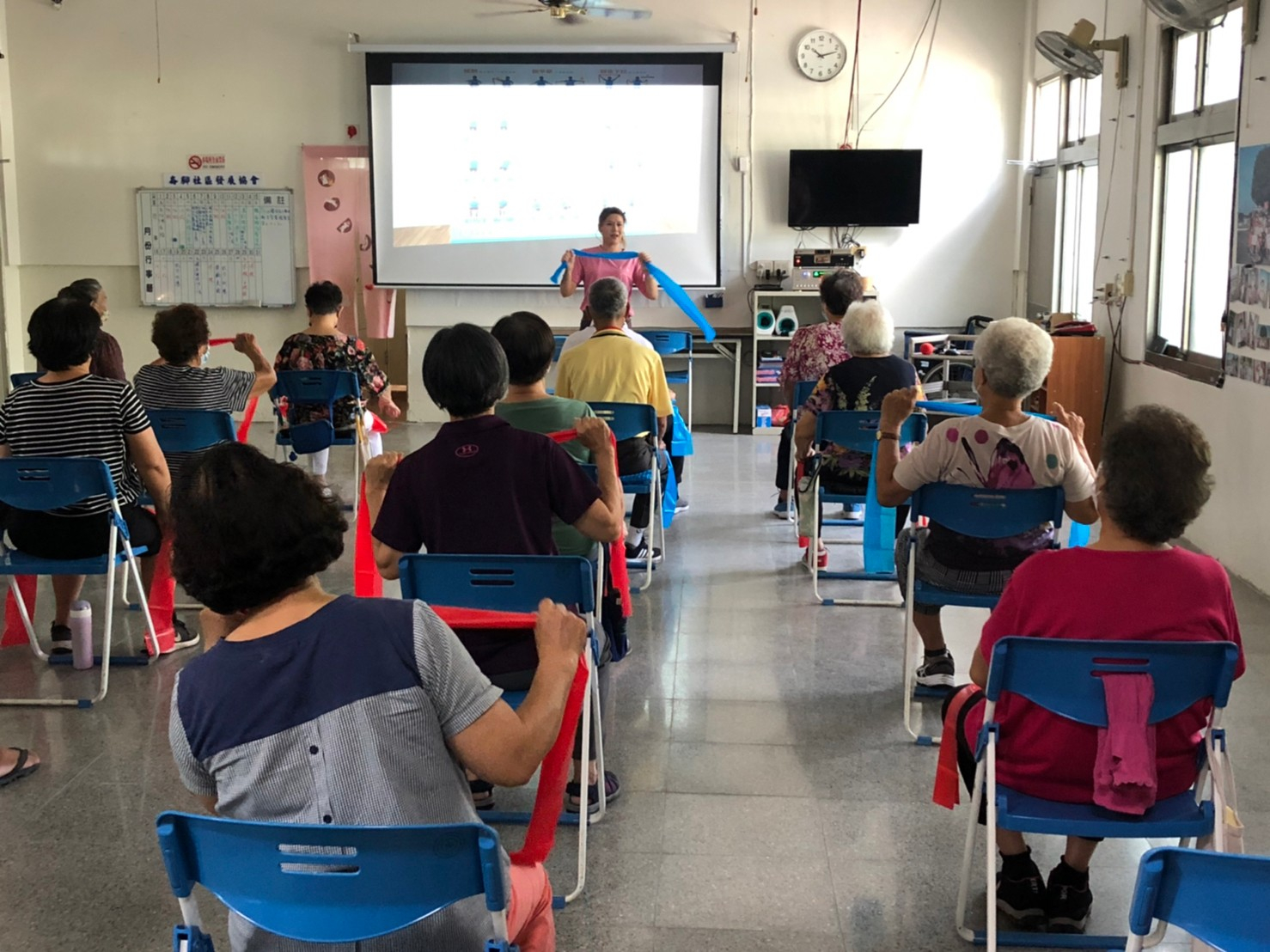 崙腳社區彈力帶肌力運動-5